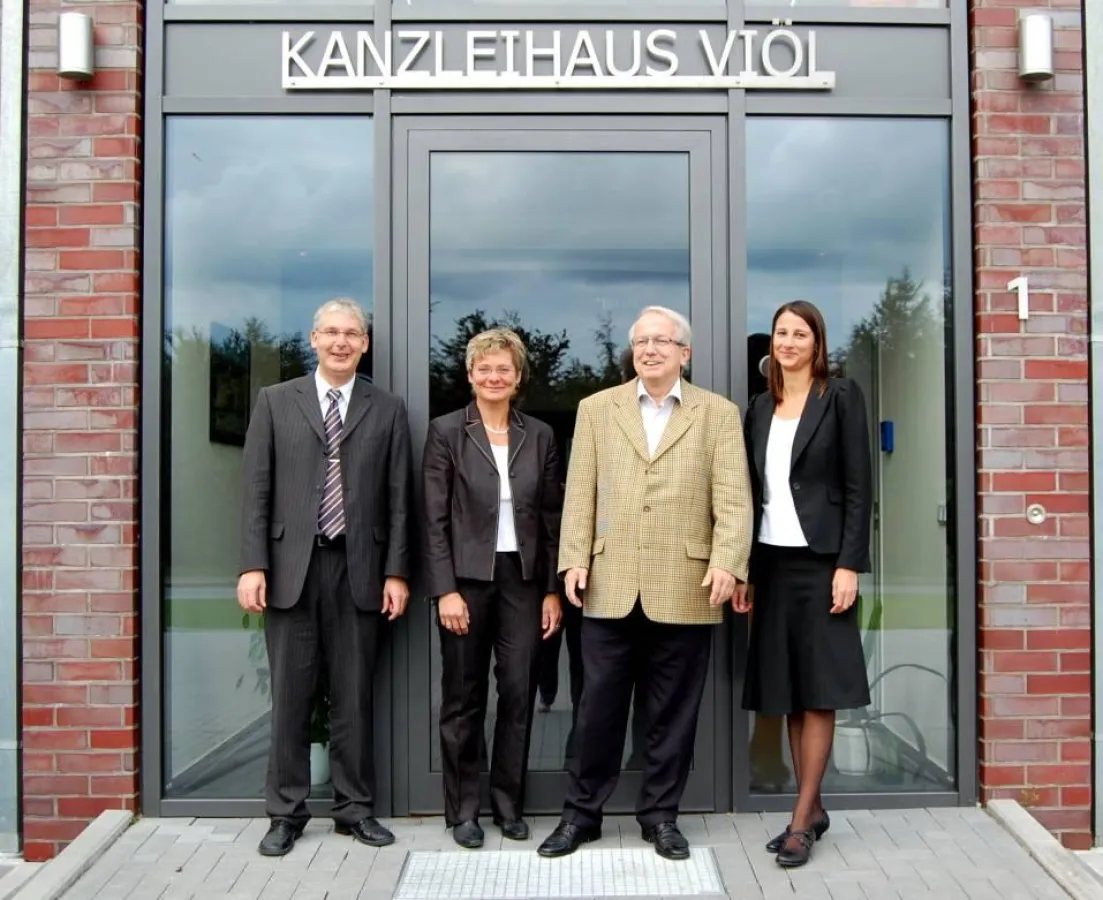 Kanzleihaus-Geschäftsführer Carl-Heinrich Feddersen und die TOKOM-Belegschaft. Von Links: Carl-Heinrich Feddersen; Elke Thor (TOKOM, Sekretariat); Karl-Otto Sünnemann (TOKOM, Geschäftsführer) sowie An