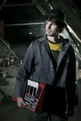 Bild: Am Drumset auf dem Weg ins All: Sebastian Arnold veröffentlicht sein drittes Solo-Album