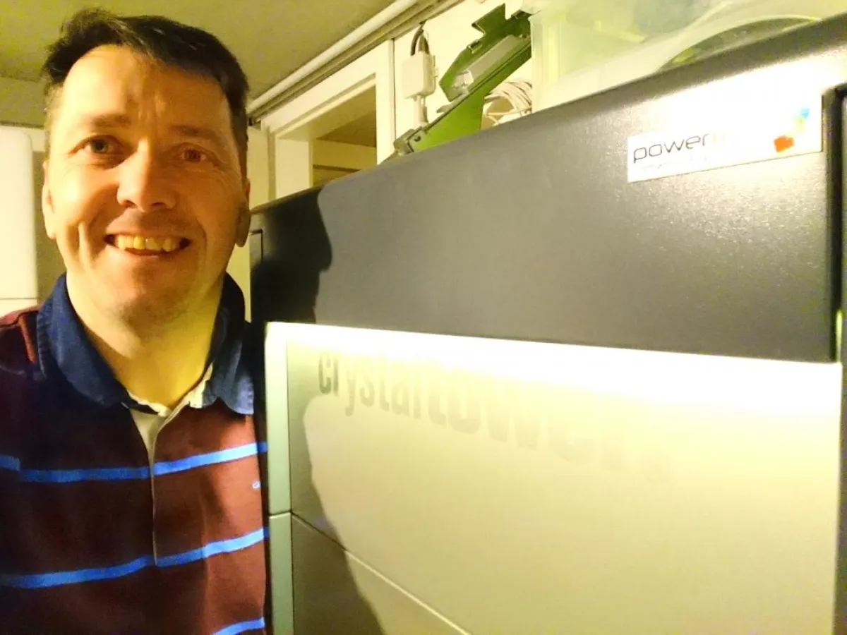 Herr Piechot vor seinem frisch installierten CrystalTower  der jüngsten Generation ©Piechot