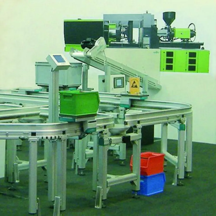 Die von der Spritzgussmaschine produzierten Teile werden gewogen und mit Montrac zur nächsten Bearbeitungsstation transportiert.