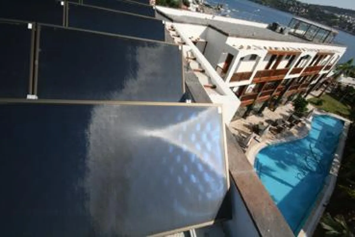 TiSUN Modulkollektoren am Dach des Haupthauses vom Hotel Olira holen Sonnenstrahlen für Warmwasser und Poolanlagen ins Haus und decken 99 % des Warmwasserbedarfs