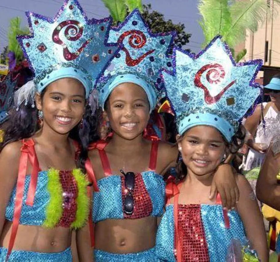 BU: Kids beim Karneval auf Aruba. Die fünfte Jahreszeit ist die größte Party des Jahres auf 