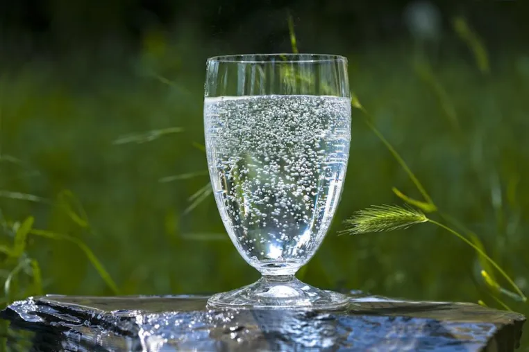 Was blubbert da im Mineralwasser? Bild: Was blubbert da im Mineralwasser?