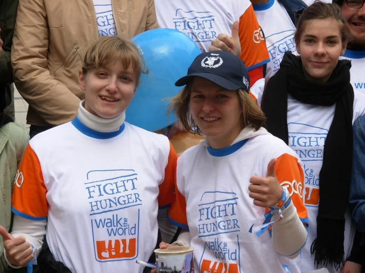 Jennifer Grafunder und Franziska Rook beim Sammeln von Spenden