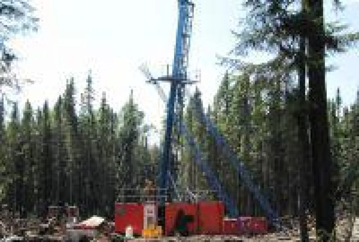 Bohrgerät im Einsatz; Foto: QMX Gold Corp.