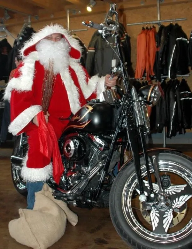 Der Nikolaus kam stilecht auf einer Harley angedonnert.