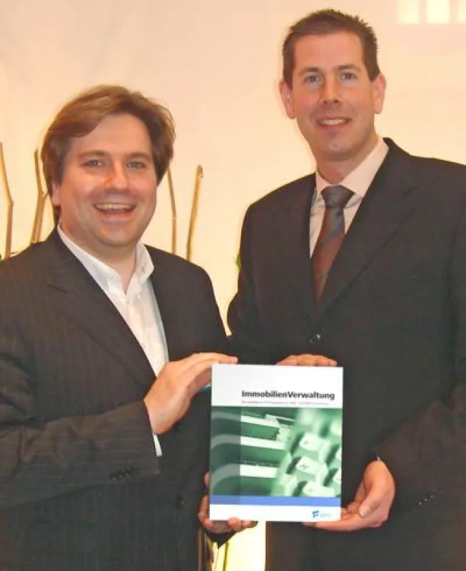 Software-Deal: TAUBERT-Geschäftsführer John Alexander Günther (rechts) übergibt seine Immobiliensoftware an Sykosch-Vorstand Matthias Sykosch. Foto: Sykosch Software AG