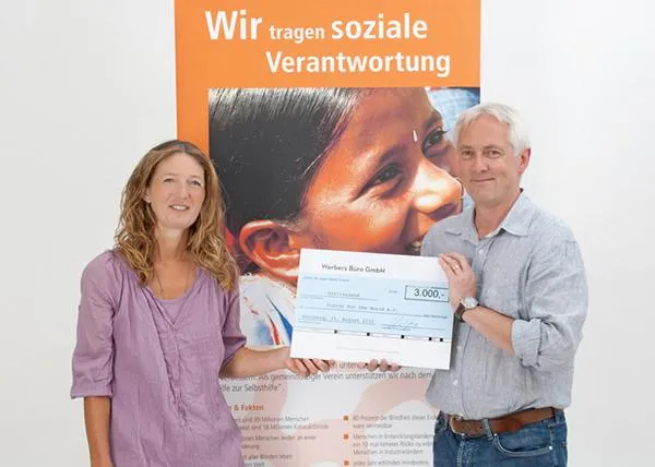 Bild: Werbeagentur Werbers Büro GmbH, Nürnberg spendet 3.000 Euro an Vision for the World e.V.