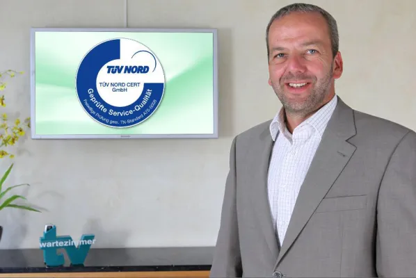 Bild: TÜV-Siegel für TV-Wartezimmer