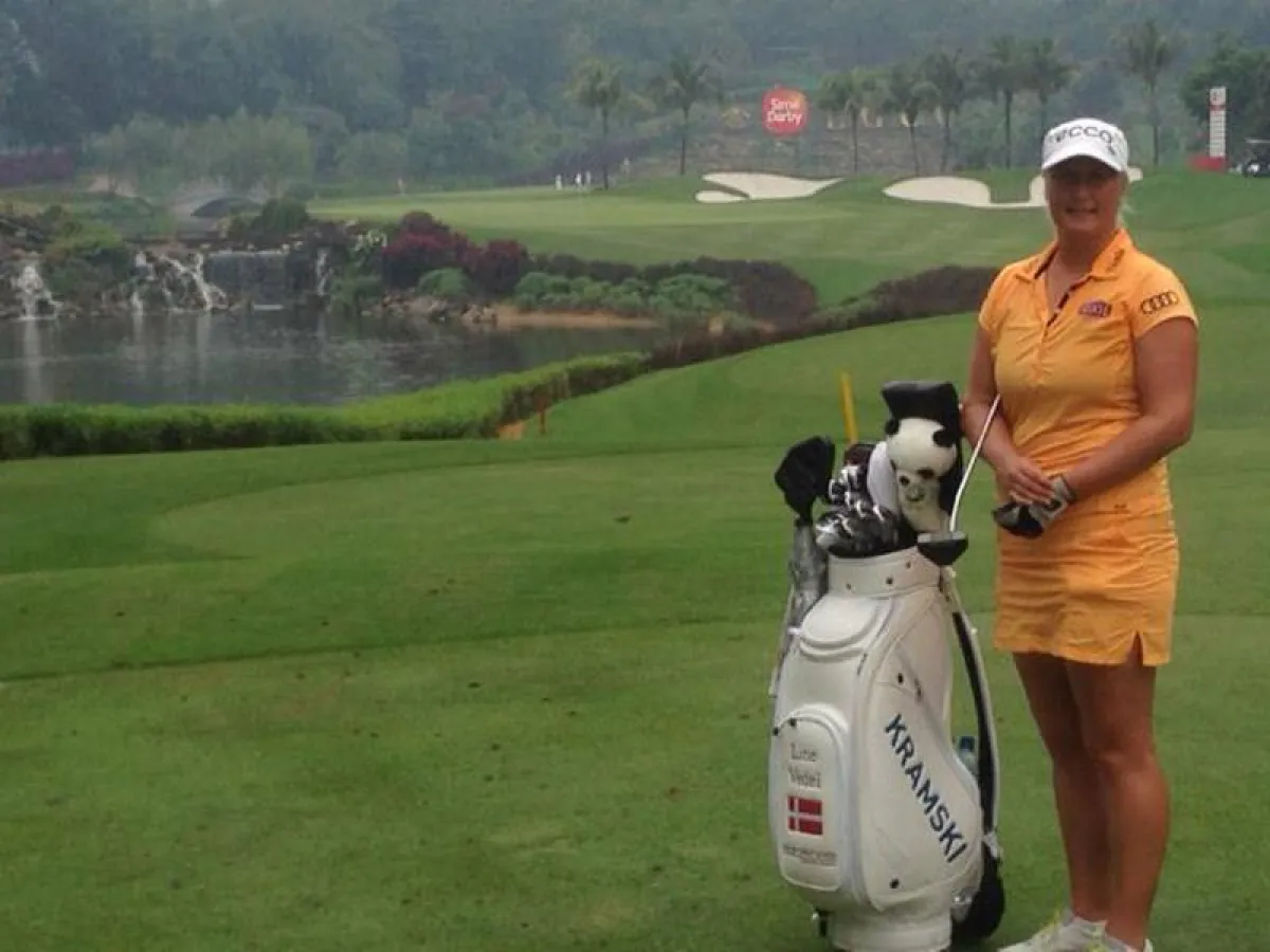 Line Vedel in Malaysia. Mit dabei: ihr KRAMSKI Bag und der High Precision Putter 326 TP.
