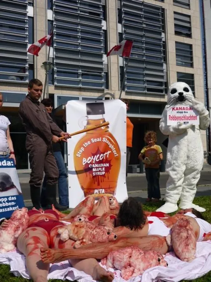 PETA-Protest vor der kanadischen Botschaft in Berlin, Juli 2009 © PETA