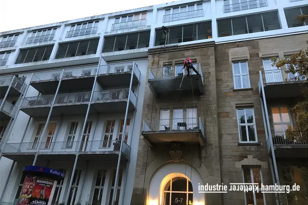 Bild: Algenbefall beseitigen dank gerüstloser Fassadenreinigung der Industrie Kletterer Hamburg