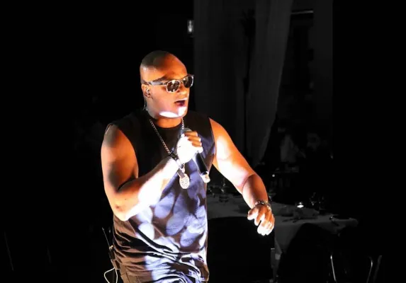 Rapper 2schneidig liefert spektakuläres Boxkampf-Intro Bild: Rapper 2schneidig liefert spektakuläres Boxkampf-Intro