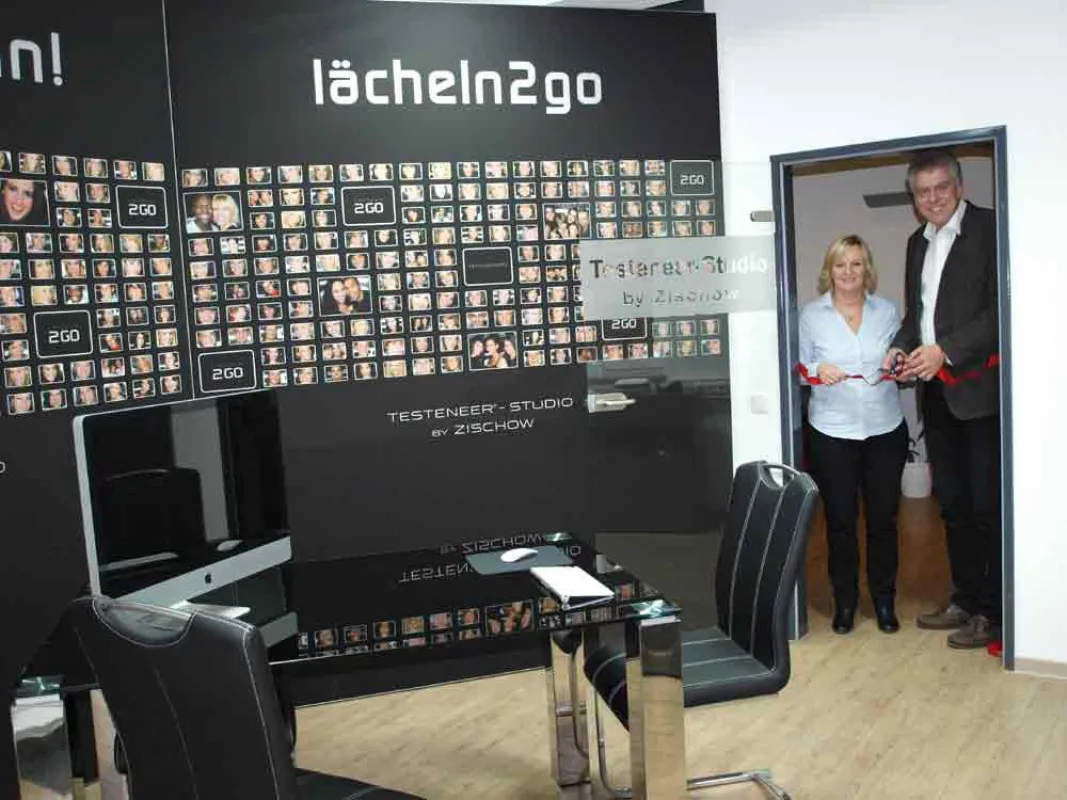 Mit dem symbolischen Schnitt durch das rote Band weihten Susanne und Kay Zischow das neue TESTENEER®