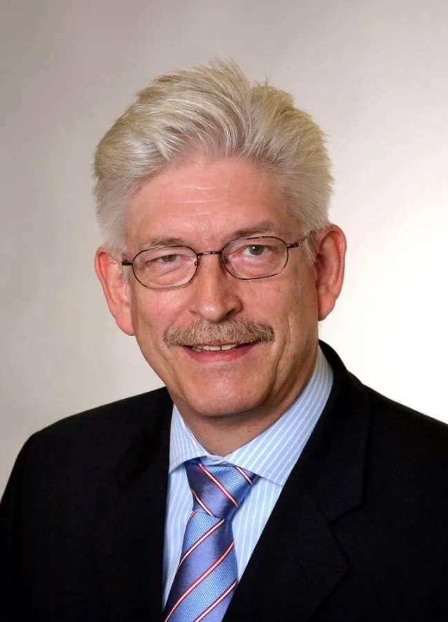 Henning Fahrenkamp, Hauptgeschäftsführer des BPI, fordert, die AOK-Rabattverträge zu stoppen.