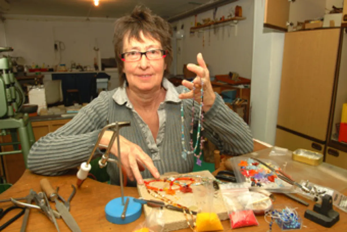 Goldschmiedin Gisela Dentler schmiedet Orchideen-Kunstwerke