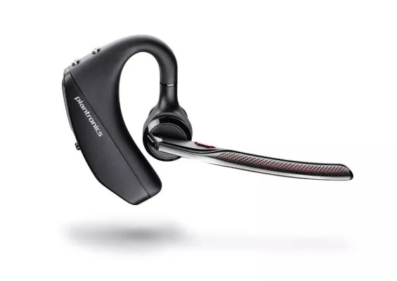Bild: Mit dem neuen Plantronics Voyager 5200 mit WindSmart-Technologie wird jeder Ort zu einem „great place to work“