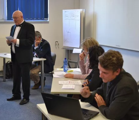 Debating: Profs begeistern 100 Studierende - Wortstreit über „Frauen sind die besseren Führungspersonen“ Bild: Debating: Profs begeistern 100 Studierende - Wortstreit über „Frauen sind die besseren Führungspersonen“