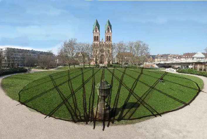 Bild: Ralf Witthaus zeichnet mit dem Rasenmäher auf dem Stühlinger Platz