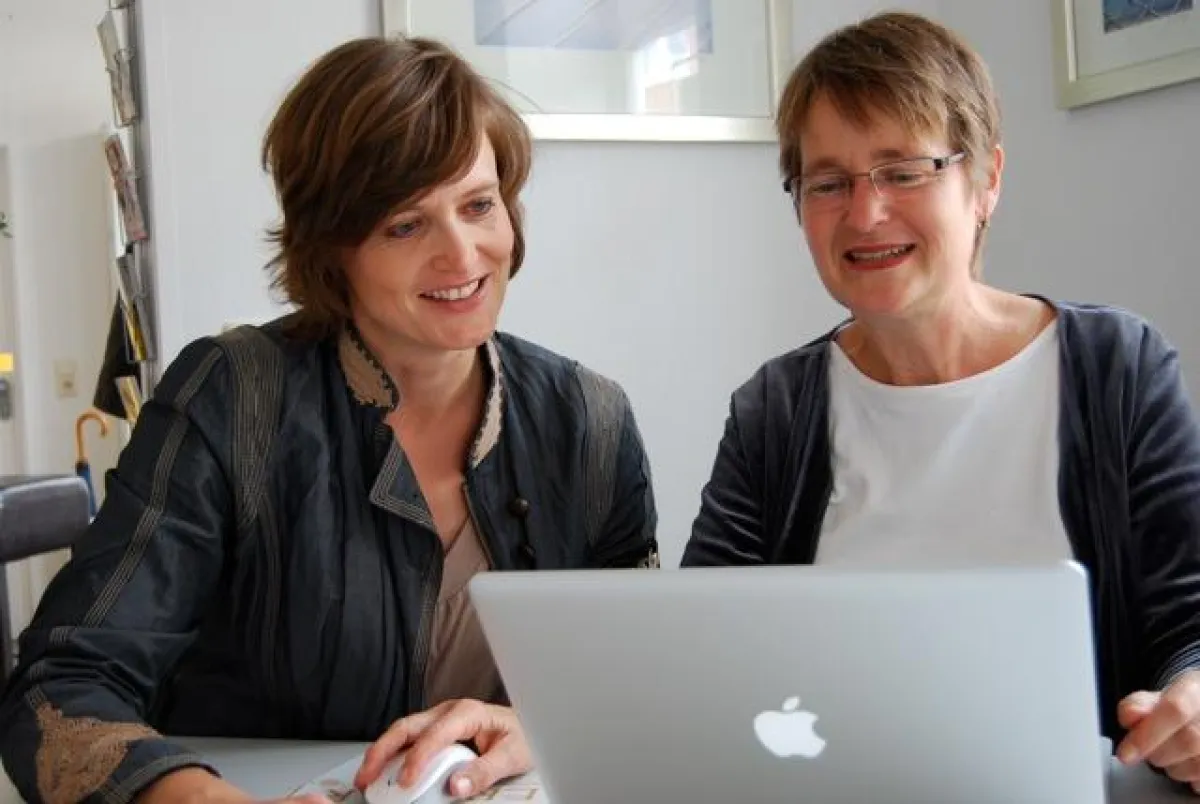 Silvia Zapke (links) erklärt Sibylle Dulac Funktionen in Word. Foto: Sabine Roth