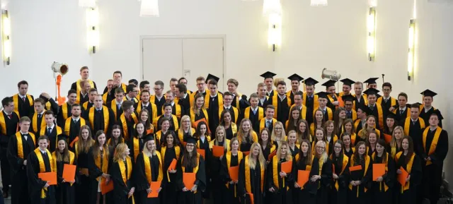 Bild: Die EUFH Neuss verabschiedete ihren fünften dualen Bachelor-Jahrgang: