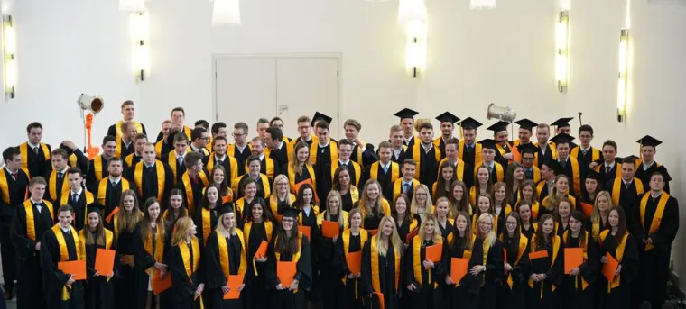 Bild: Die EUFH Neuss verabschiedete ihren fünften dualen Bachelor-Jahrgang: