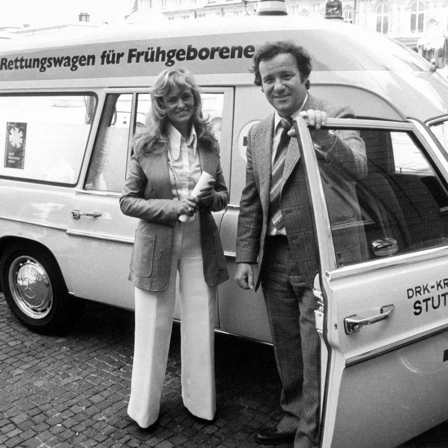 Ute und Siegfried Steiger vor dem ersten Baby-Notarztwagen