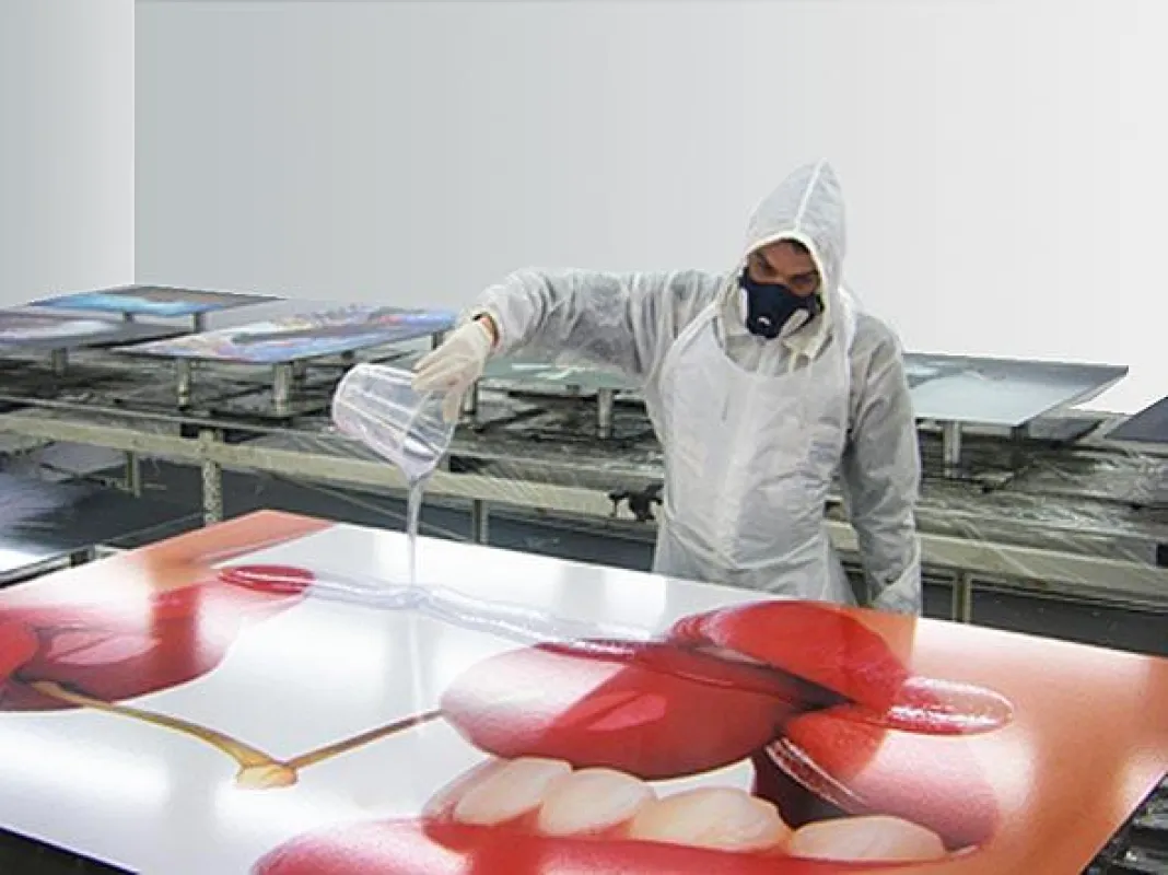 Das LiquidGloss-Verfahren ist reine Manufakturarbeit