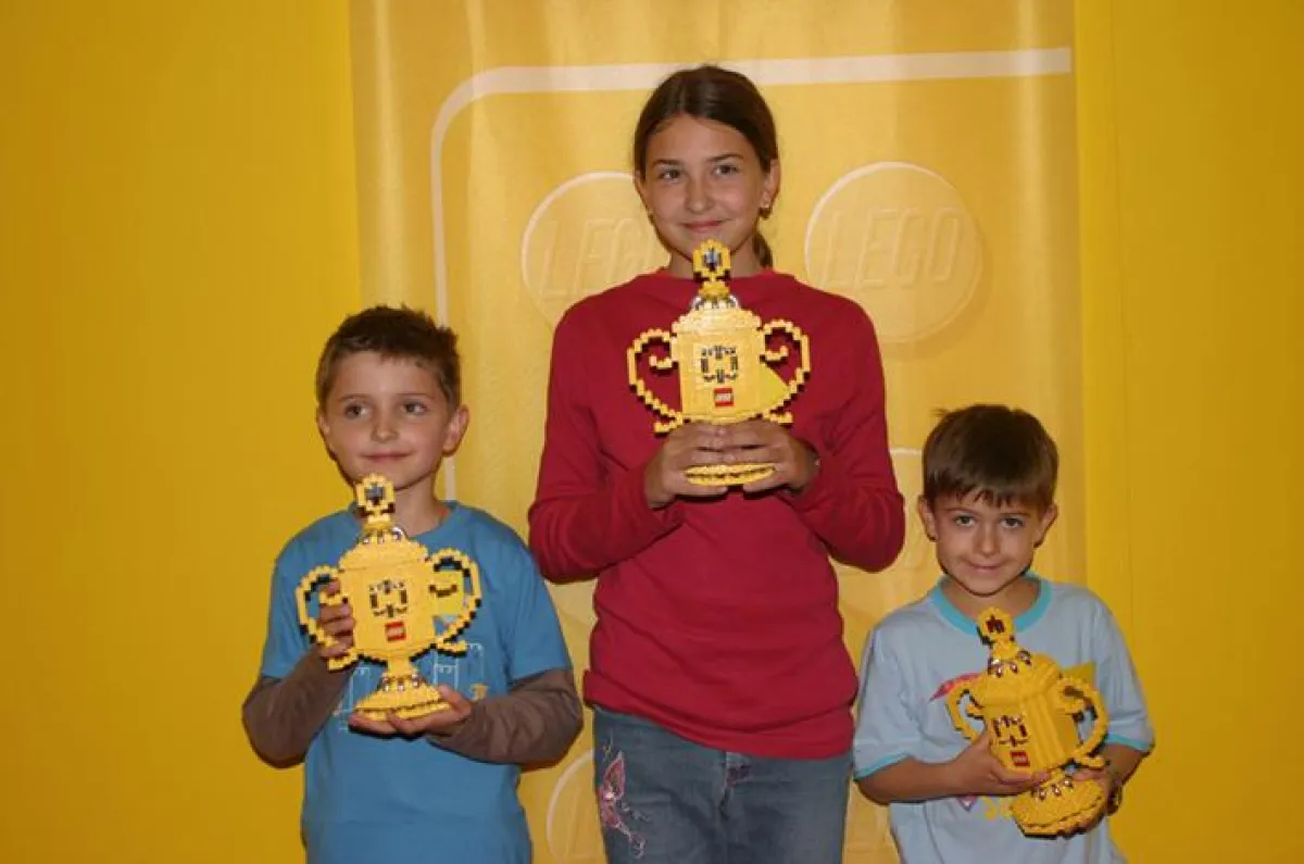 Die LEGO GmbH Central Europe gratuliert den Gewinnern Luca Högger, Anja Wolf und Tiago Suremann (von links nach rechts) ganz herzlich.