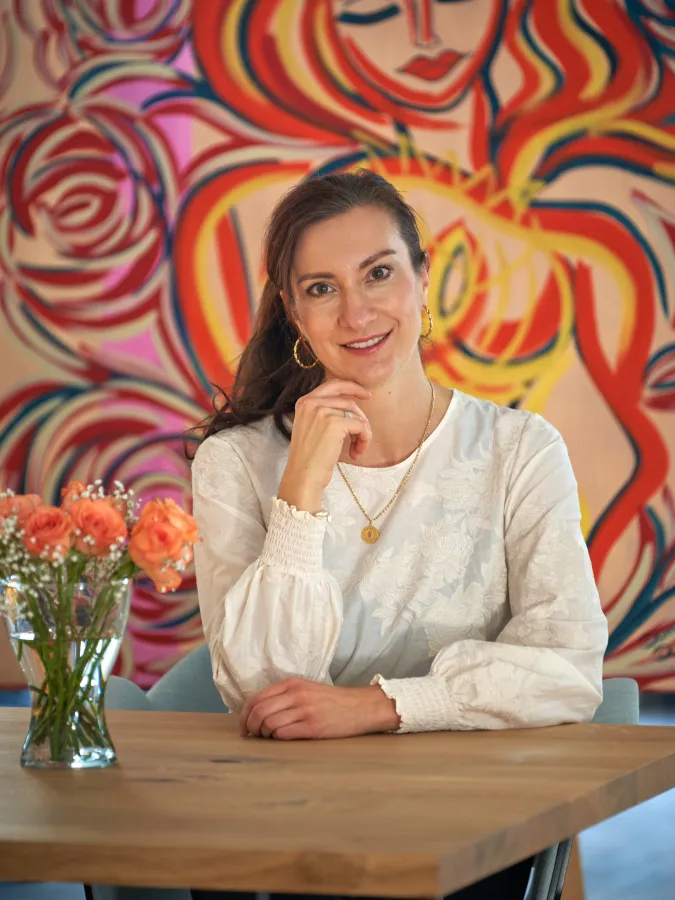 Die Künstlerin Damaris Dorawa vor ihrem Werk 