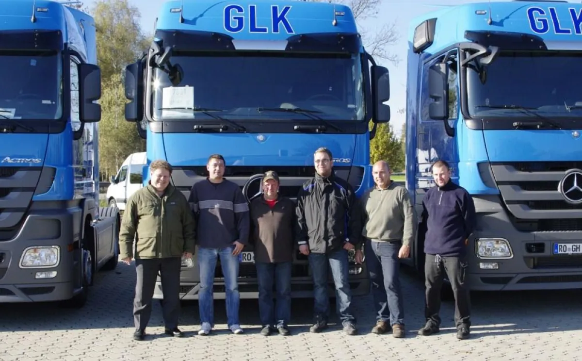 Horst Gaida und Kollegen bei der Übernahme der ersten LKW