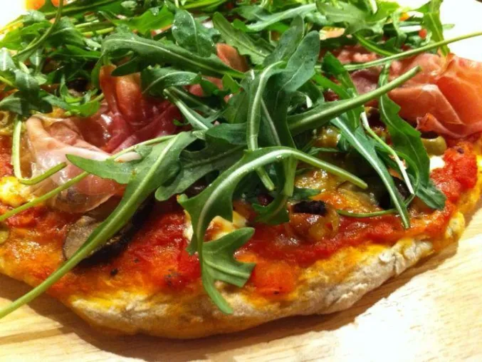 Bild: Rucola gibt der Pizza eine würzige Note