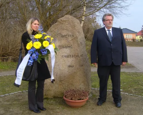 FDP Kleinmachnow gedenkt Maueropfer - Kranzniederlegung für Christian Buttkus Bild: FDP Kleinmachnow gedenkt Maueropfer - Kranzniederlegung für Christian Buttkus