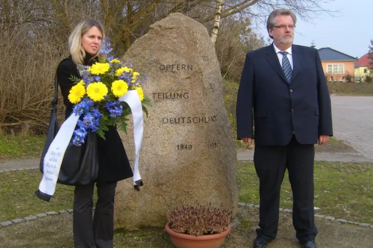 FDP Kleinmachnow gedenkt Maueropfer - Kranzniederlegung für Christian Buttkus Bild: FDP Kleinmachnow gedenkt Maueropfer - Kranzniederlegung für Christian Buttkus