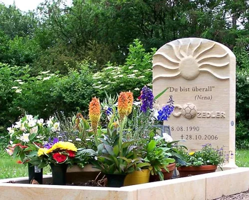 Bild: Kindergrabsteine: Erinnerung an die zu früh von uns gegangenen