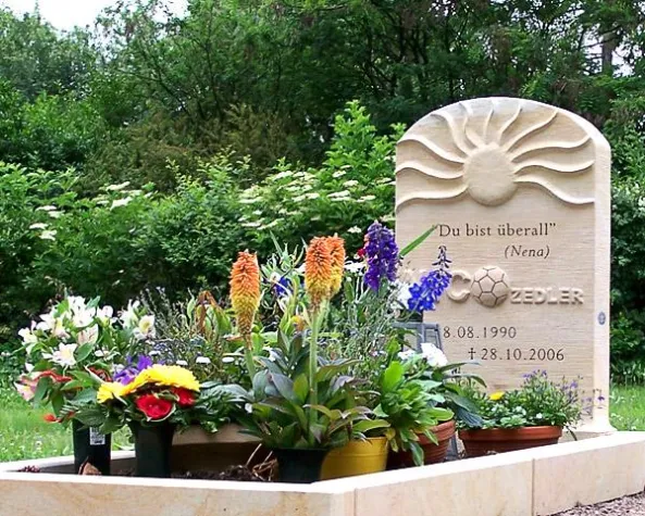 Kindergrabsteine: Erinnerung an die zu früh von uns gegangenen Bild: Kindergrabsteine: Erinnerung an die zu früh von uns gegangenen