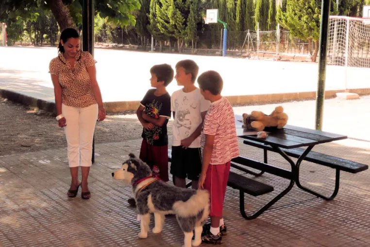Spanische Kinder erhalten erstmals Unterricht im richtigen Umgang mit Tieren Bild: Spanische Kinder erhalten erstmals Unterricht im richtigen Umgang mit Tieren