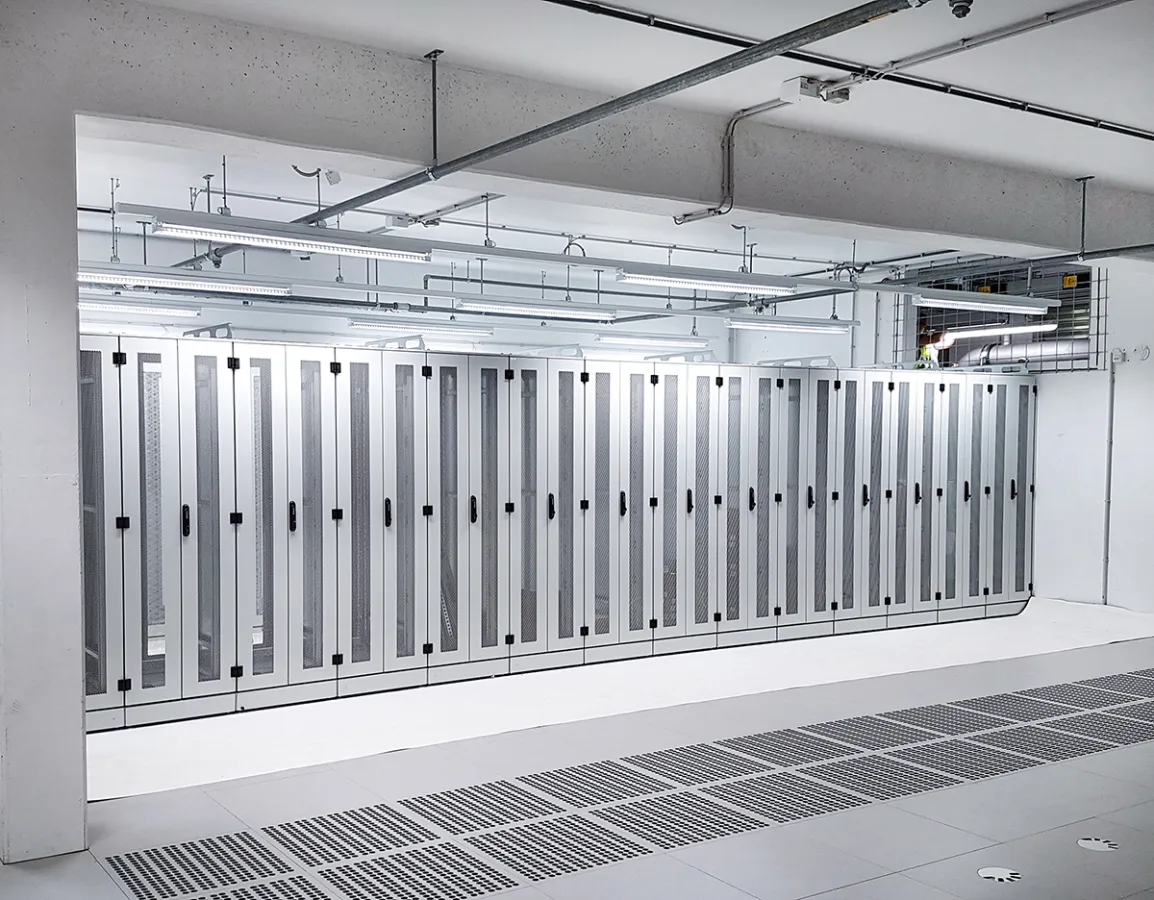Vorgebaute Kunden-Standard-IT-Racks von SCHÄFER IT-Systems im Datacenter Leipzig 2