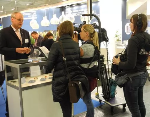 Bild: Dr. Walser Dental: RTL Fernsehteam beim Hersteller der Walser Zahn-Matrizen
