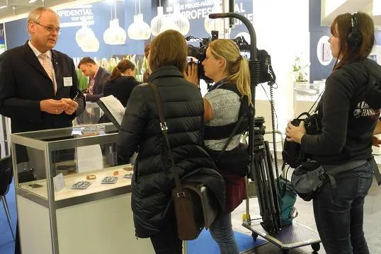 Bild: Dr. Walser Dental: RTL Fernsehteam beim Hersteller der Walser Zahn-Matrizen