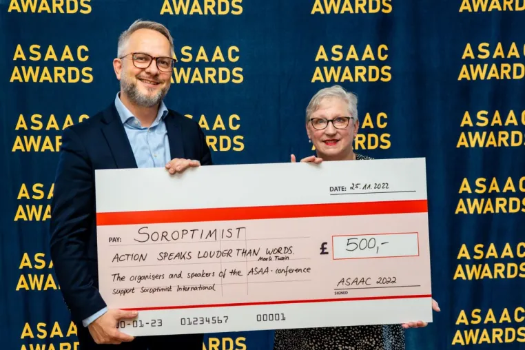 Bild: Spendenübergabe auf der Annual Speakers & Authors Agency Conference (ASAAC) in London