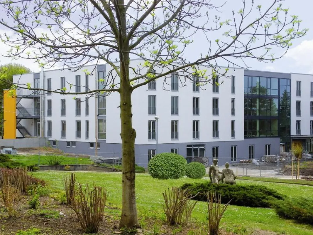 Blick vom Gemeindezentrum auf das neue Betreuungszentrum in Teutschenthal