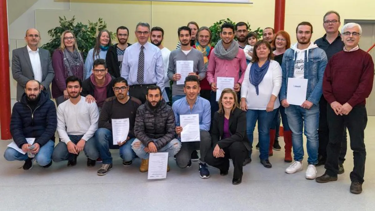 Die erfolgreichen Absolventinnen und Absolventen des Integra-Flüchtlingsprogramms feiern mit Angehörigen der TH Bingen ihren Abschluss. (TH Bingen/Jonas von Blohn)