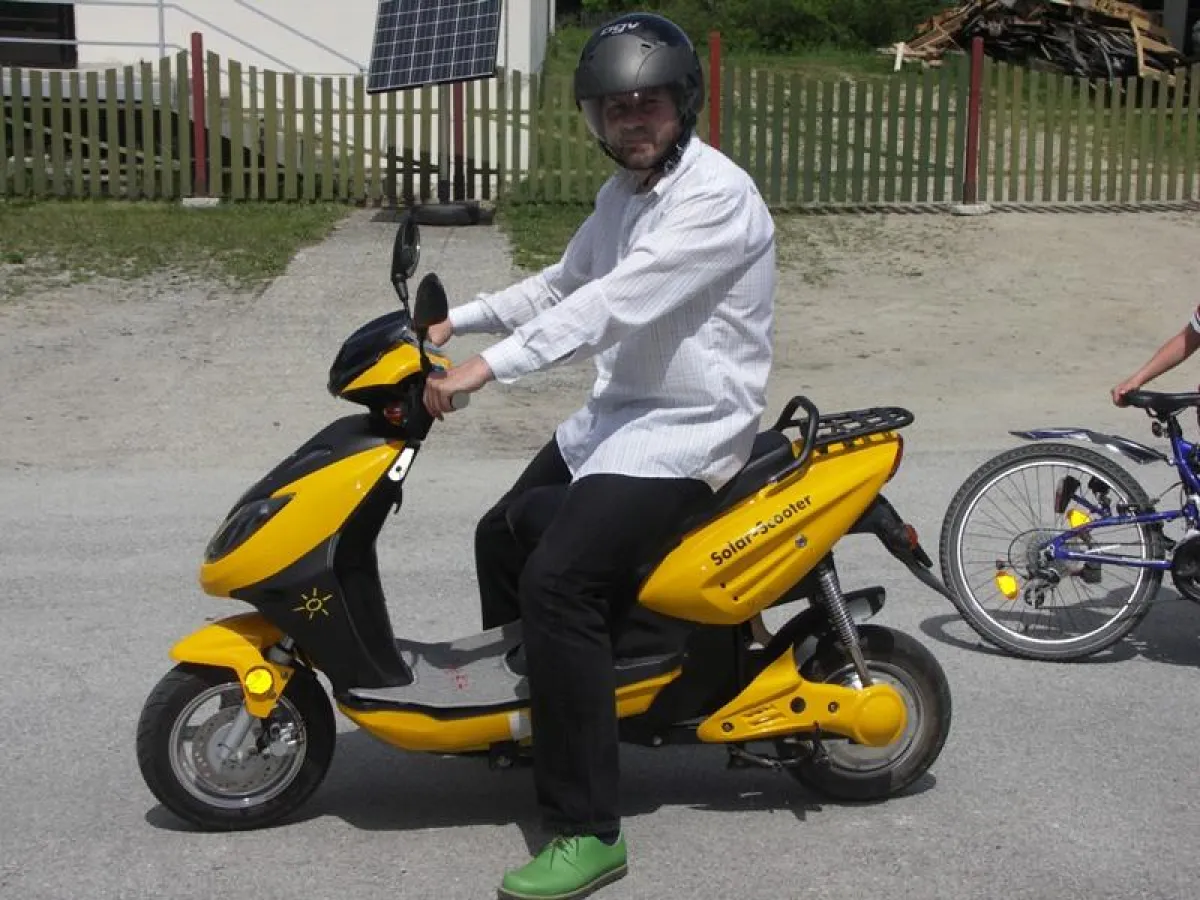 Ing. Martin Litschauer, Stv. Vorsitzender Eurosolar Austria auf Elektroscooter