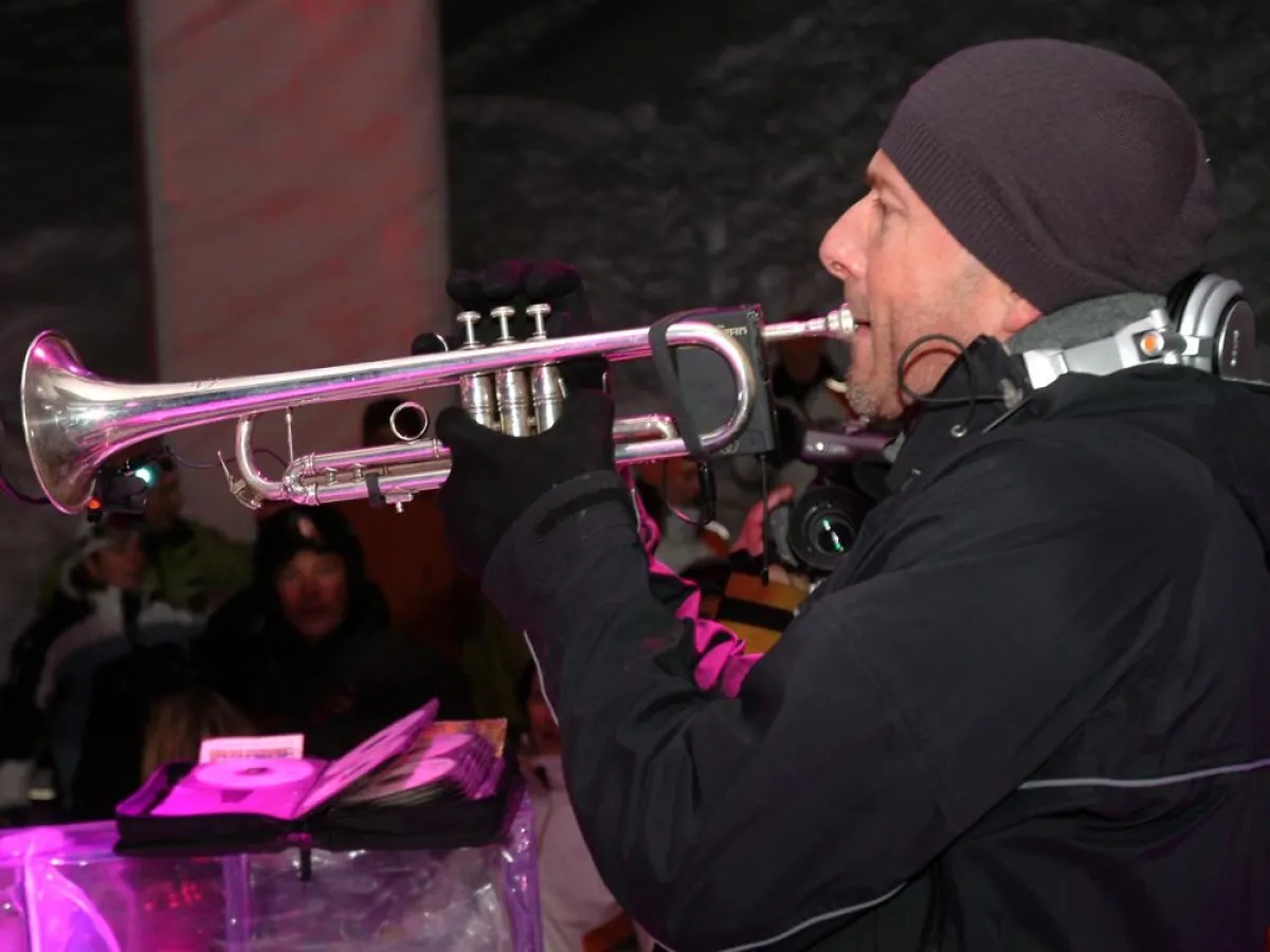 'Trumpet Man' DJ Gordon Edge heizte dem Publikum im Snow Atrium auf 2.450 Höhenmetern ein