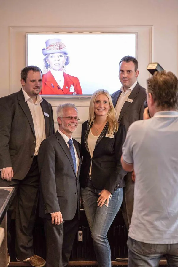 ©K.-U.Fischer, v.l.n.r.: Th.Mosbach, Dr.J.Wüst, Dr.M.-C.Frank, S.Feldmann. Hinten: A.Puffert