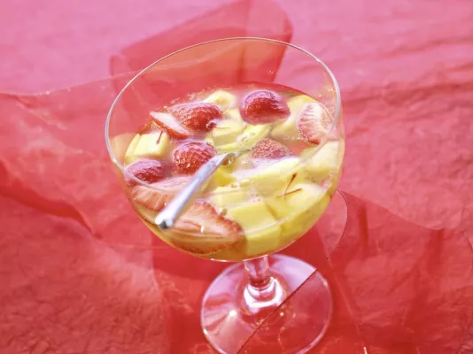 Bild: Leichter Genuss: Natürliches Mineralwasser bringt neuen Schwung in Sommerbowlen-Klassiker