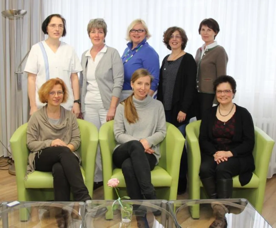 Chefärztin Dr. med. Birgit Donau (Mitte, vorne), steht bei der Behandlung von Endometriose-Patientin