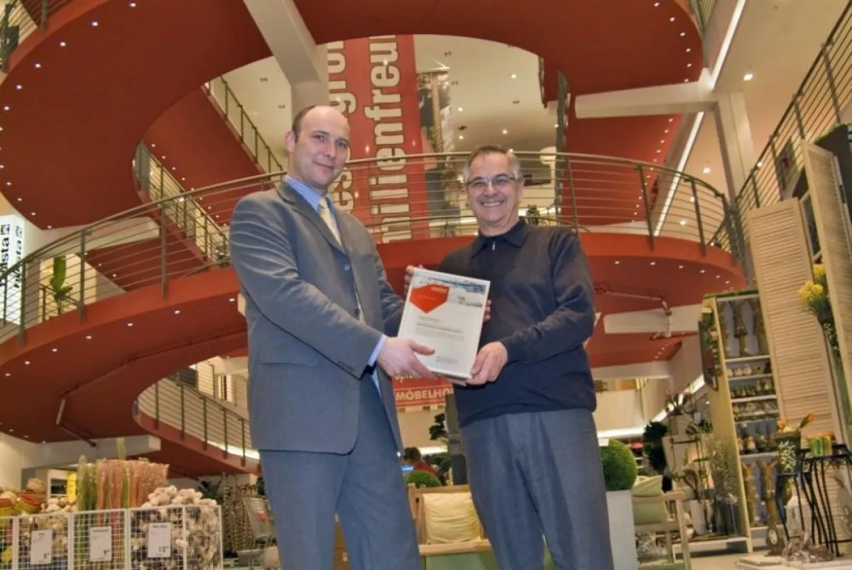 Michael Koch, Gesellschafter der meistro Strom GmbH übergibt dem Geschäftsführer des Möbelhof Georg Stephan  das meistro-Zertifikat
