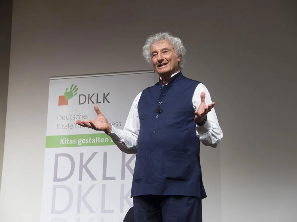 Kommunikationsexperte Prof. Samy Molcho zeigt, wie man Körpersprache richtig liest und einsetzt.